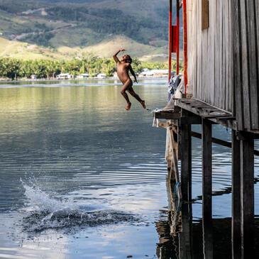 Plongeon, Papouasie Occifdentale © Etienne Pierart